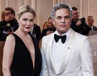 Golden Globes, da Ruffalo a Lyonne: le celebrità indossano spille di protesta contro l'ICE