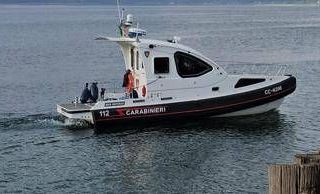 Donna scomparsa ad Anguillara, motovedette e subacquei scandagliano lago di Bracciano