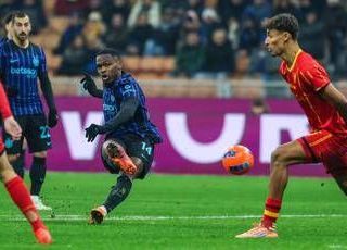 Bonny cade in area, ma Veiga colpisce il pallone: 'giallo' rigore in Inter-Lecce