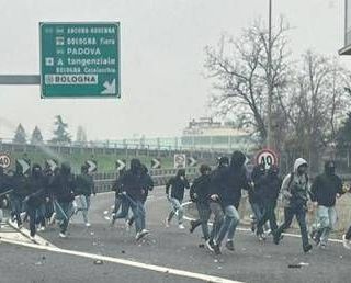 Scontri in autostrada tra 200 ultras di Fiorentina e Roma a Bologna: auto danneggiate