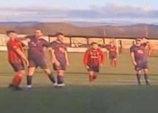 Gomitata in campo all'avversario, calciatore arrestato in Galles