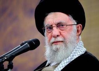 Iran, Khamenei agli Usa: "Navi da guerra nel Golfo? Più pericolosa l'arma che può affondarle"