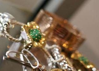 Moglie e amante? Un gioiello 'per due': ecco come gestire doppi (o tripli) regali e non farsi beccare