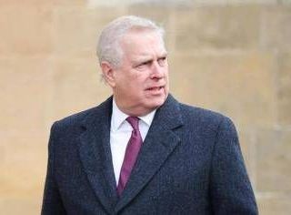 Dalla famiglia reale 12 milioni di sterline ad Andrea per zittire Giuffre: "Soldi mai restituiti" Dalla famiglia reale 12 milioni di sterline ad Andrea per zittire Giuffre: "Soldi mai restituiti"