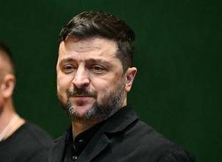 Ucraina, le mosse di Zelensky: elezioni e referendum su pace entro maggio