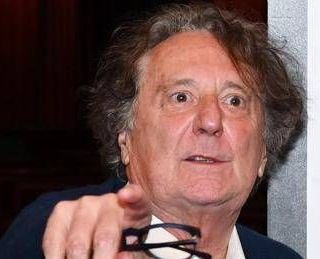 Enzo Iacchetti diffida Meta e querela autori di post che lo accostano ai nazisti