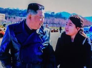 Kim Jong-un pronto a 'incoronare' la figlia futura leader: l'indiscrezione Kim Jong-un pronto a 'incoronare' la figlia futura leader: l'indiscrezione