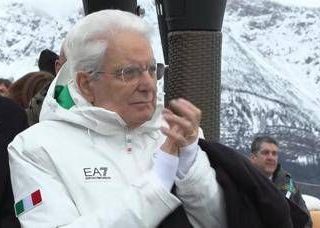 Milano Cortina, Mattarella festeggia l'oro di Brignone a bordo pista Milano Cortina, Mattarella festeggia l'oro di Brignone a bordo pista