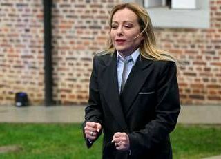 Meloni e i venti del Limburgo: "Sto congelando" Meloni e i venti del Limburgo: "Sto congelando"