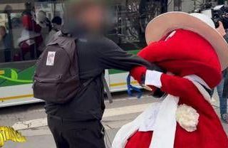 Gabibbo malmenato a Milano, spintoni al celebre pupazzo di Striscia Gabibbo malmenato a Milano, spintoni al celebre pupazzo di Striscia