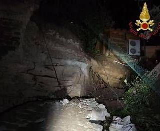 Muro di contenimento crolla su una palazzina a Formello, un morto e due feriti