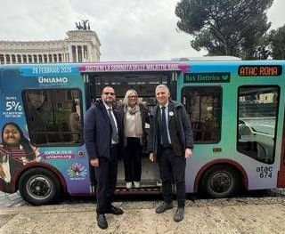 Malattie rare: bus e billboard con i colori della campagna Uniamoleforze
