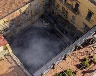 Teatro Sannazaro distrutto, la promessa di Giuli: "Tornerà a splendere". Oggi il ministro a Napoli