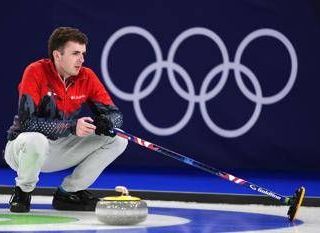 Milano Cortina, Casper cade durante Italia-Usa di curling. Cos'è successo alle Olimpiadi