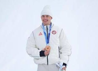 Milano Cortina, la storia di Jake Canter: dieci anni fa ha rischiato di morire, oggi è bronzo alle Olimpiadi