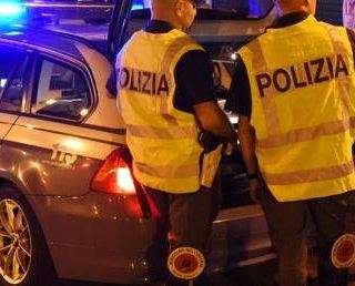 Roma, 23enne su auto a noleggio non si ferma all’alt e si schianta contro autobus