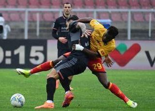 Lecce-Cremonese 2-1: colpo salvezza dei giallorossi, caos e proteste nel finale. Cos'è successo
