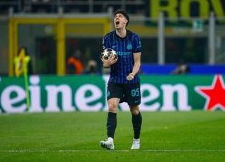 Milan-Inter, non c'è pace per Bastoni: pioggia di fischi a San Siro per il difensore