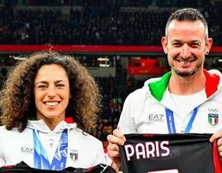 Il Milan 'abbraccia' Brignone e Paris prima del derby con l'Inter: il tributo ai medagliati di Milano Cortina