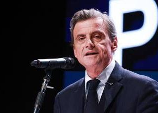 Calenda cancella ChatGPT: "Scelta politica, è dalla parte di Trump"