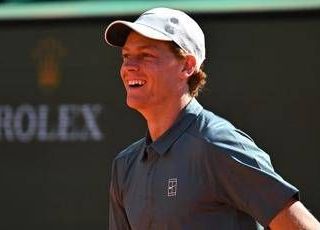 Sinner oggi debutta a Montecarlo, sfida con Humbert: orario e come vedere match in tv