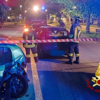 Perdono il controllo dell'auto e si schiantano contro due mezzi in sosta