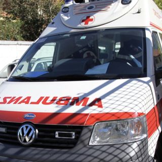 Ragazzino resta con il braccio incastrato in un montacarichi