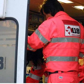 Cade dal bus (in movimento) per un gioco tra bambini