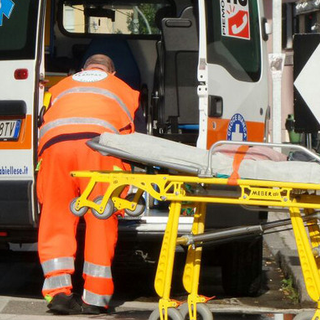 Scontro tra auto: due persone in ospedale