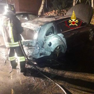 Auto in fiamme nella notte di giovedì