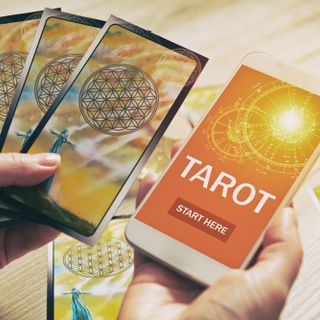 In tempi di crisi gli utenti ricercano cartomanti online a basso costo