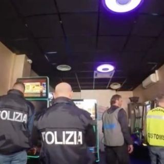 Vasta operazione contro il gioco illegale: a Vercelli due denunce, 13 dispositivi sequestrati e sanzioni per 134.300 euro - VIDEO