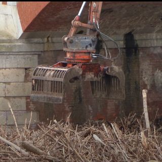 La rimozione del legname finito contro le arcate del ponte