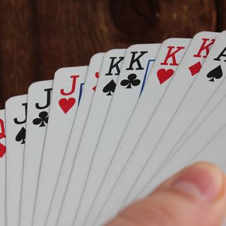 Il successo del poker online: un’analisi delle reazioni psicologiche e neurologiche nei giocatori