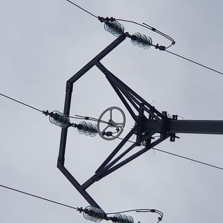 E-Distribuzione: sulle linee elettriche posizionati i dissuasori salva rapaci