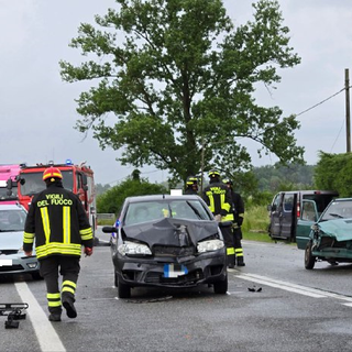 Scontro tra 3 mezzi a Villanova, code e traffico sulla Provinciale per Carisio (foto di Giacomo Chiarini per newsbiella.it)