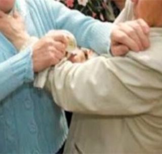 Borgosesia, parapiglia in strada: due colleghi vengono alle mani