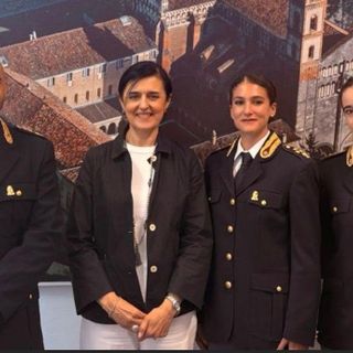 Il Questore Giuseppina Suma con i nuovi funzionari