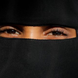 Trino, il Comune mette al bando niqab,  burqa, passamontagna, maschere integrali e caschi con visiera oscurata