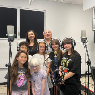 Dalla Vallotti allo studio di registrazione: due giovanissime cantano nel disco di Luisa Corna