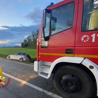 Durante il temporale finisce fuori strada con l'auto