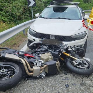 Centauro in gravi condizioni dopo lo scontro con un'auto