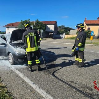 Principio di incendio dopo lo scontro tra tre auto: due persone in ospedale