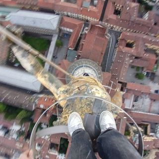 Follia a Novara: si arrampicano sulla cupola di San Gaudenzio per un selfie
