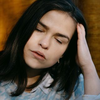 Donne e mal di testa ormonale: cosa sapere sul ciclo e i cambiamenti del corpo