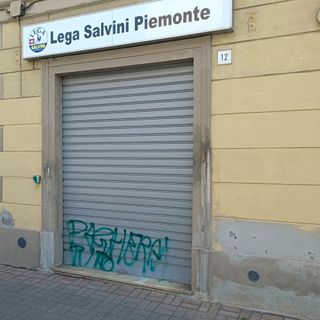Vandalizzata la sede della Lega