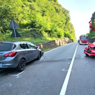 Frontale tra due auto: 4 persone coinvolte