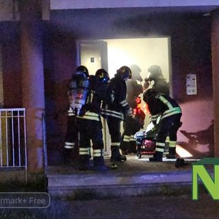 Incendio nella notte a Biella Chiavazza: morto un uomo, sette persone intossicate