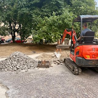 Lavori in corso: panchine e fioriere nell'area verde di piazza Risorgimento