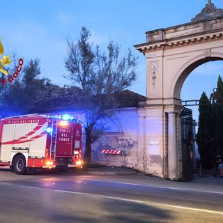 Paracadutista tocca terra dentro il cimitero di Billiemme: è in codice giallo
